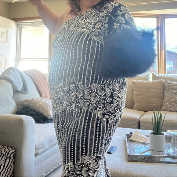 🚨ASOS LUXE Curve embellished midi dress with faux feather cuff - Picture 5 of 5